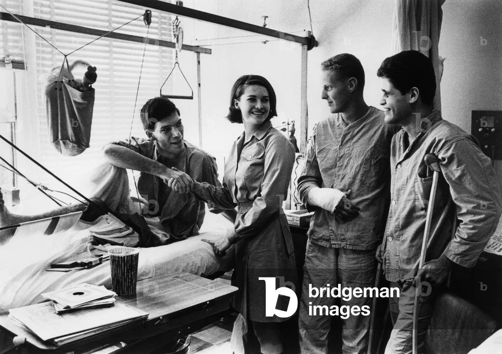 Vietnam War. From left: US Army Specialist Warren Kerswill, Miss America 1967 Jane Anne Jayroe, US Army Private Guy Handt, US Army Specialist Francis Sileo, Walson Army Hospital, Fort Dix, New Jersey, 1967