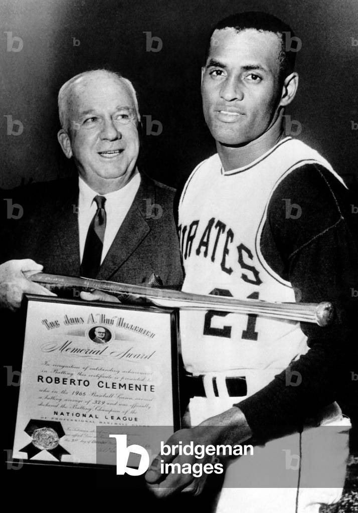 National League President Warren Giles presents batting champion Roberto Clemente of the Pittsburgh Pirates with a silver bat award. 1966.