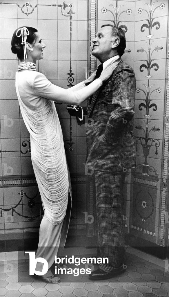 Model Marlene Zipp visiting fashion designer Bill Blass. c. Oct 17, 1979