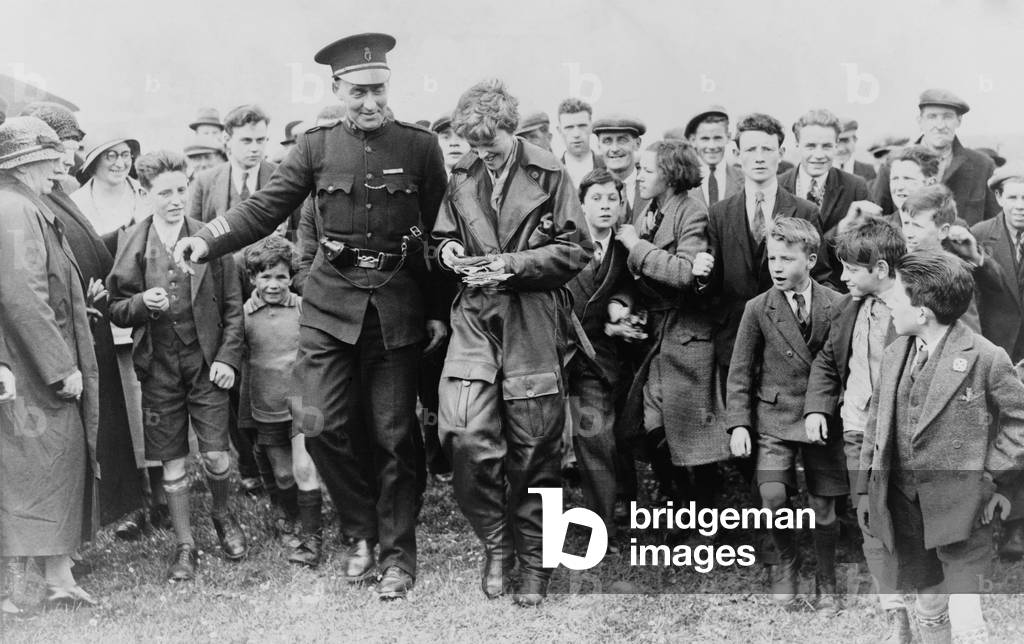 Amelia Earhart  surrounded by crowd of admirers in London, 1932 (photo)