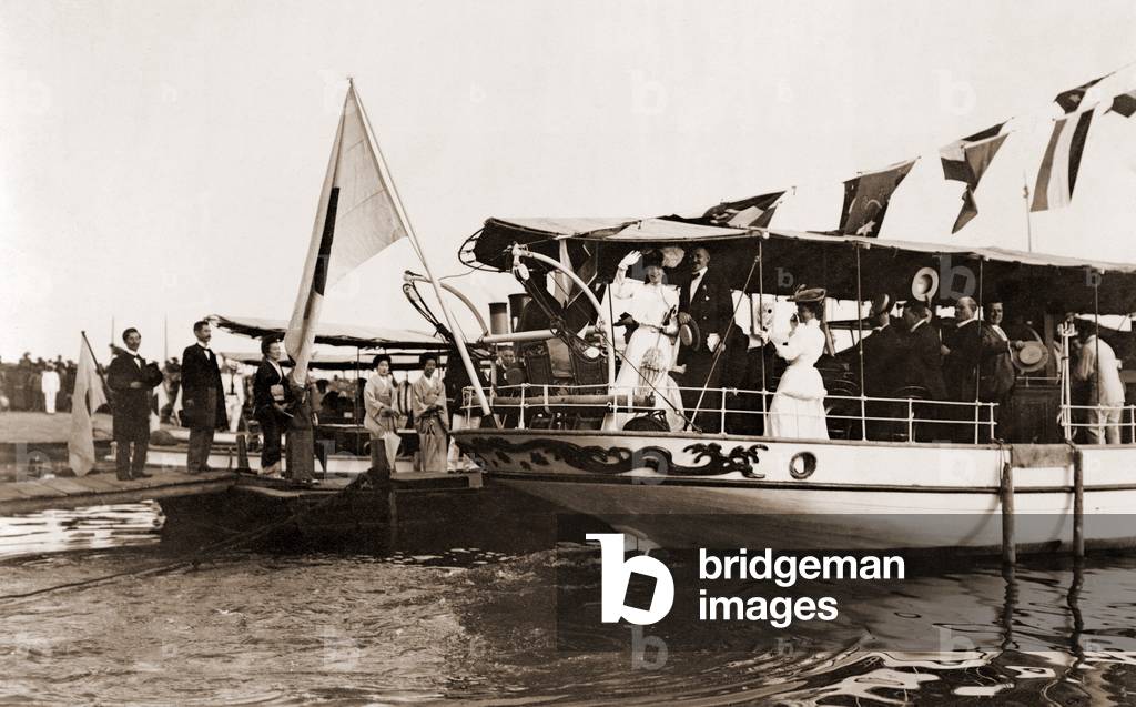 Alice Roosevelt (1884-1980), traveling with then Secretary of War, William Taft, in Kobe, Japan. Alice is waving good-bye from boat at Kobe, as the group proceeds to Manchuria