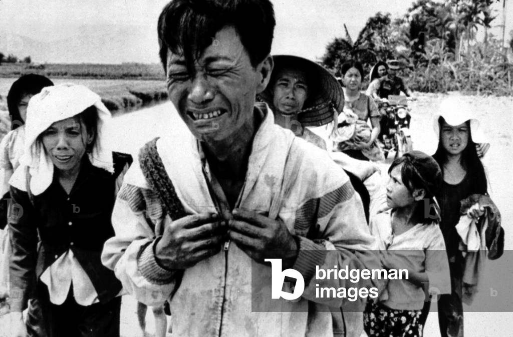 Guerre Du Vietnam: Vietnam War: A head of family weeps as his family is forced to migrate March 29, 1975. Courtesy: CSU Archives / Everett Collection