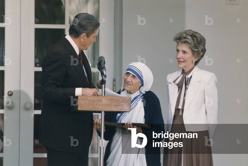 President and Nancy Reagan presenting Mother Teresa with the Medal of Freedom at a White House Ceremony in the Rose Garden. June 20 1985. PO-USP-Reagan-MothThersa_NA-12-0136M