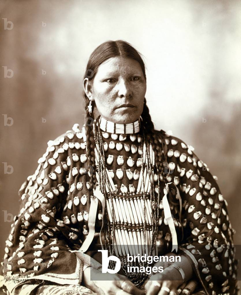 Native American woman, portrait of an Arapahoe woman, original title: 'Freckled Face (Arapahoe)', photograph by Frank A. Rinehart, 1899