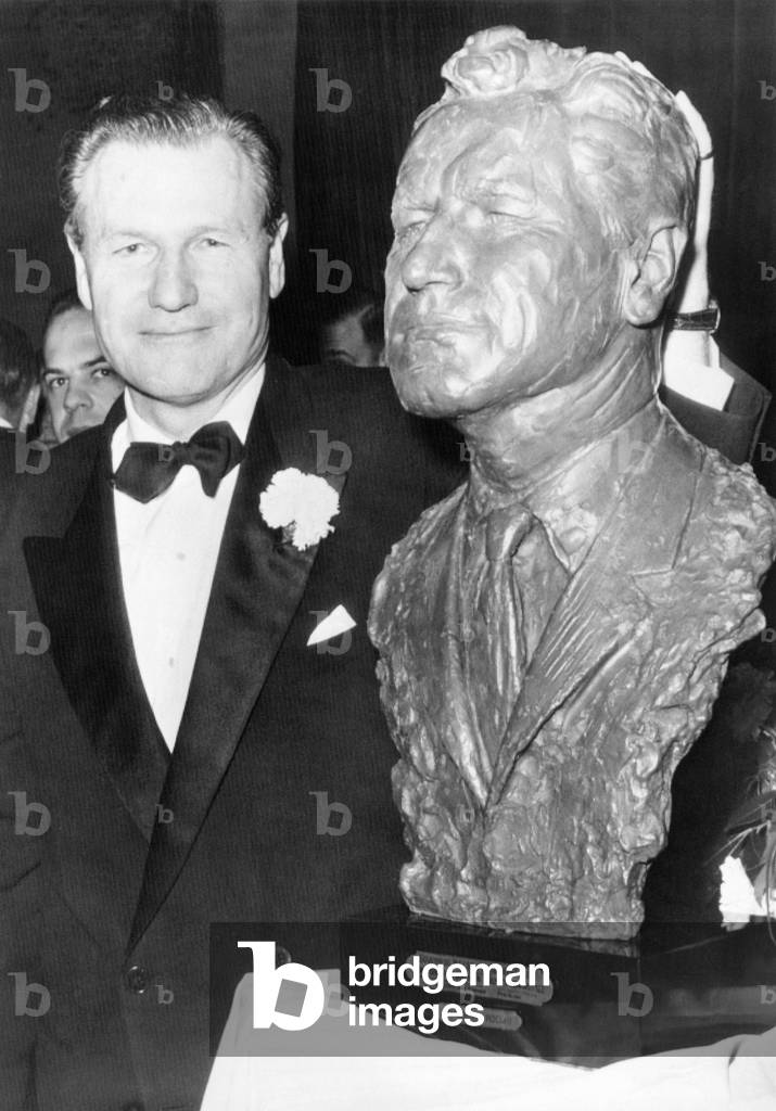 Rockefeller Family. New York Governor Nelson Rockefeller with a bust of himself by Italian sculptor Gualberto Rocchi. It was presented to him by New York Republicans at the annual -a-plate Abraham Lincoln Day Dinner, Waldorf Astoria Hotel, New York City, February 12, 1961