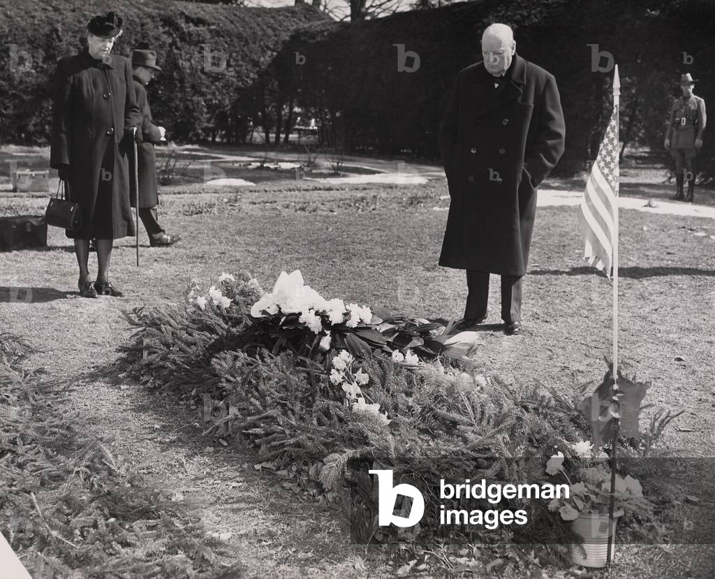 Winston Churchill, former British Prime Minister, with Eleanor Roosevelt, at the grave of the late President Franklin D. Roosevelt at Hyde Park, N.Y. March 1946