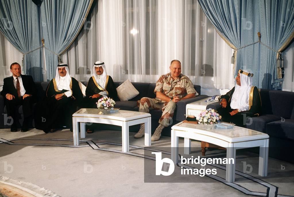 General Norman Schwarzkopf visits with Shaikh Isa Bin Sulman Al-Khalifa the emir of Bahrain and other Bahraini dignitaries. Schwarzkopf visited Bahrain to recognize their assistance in ousting Iraqi forces from Kuwait during Operation Desert Storm. Mar., Photo by:Everett Collection