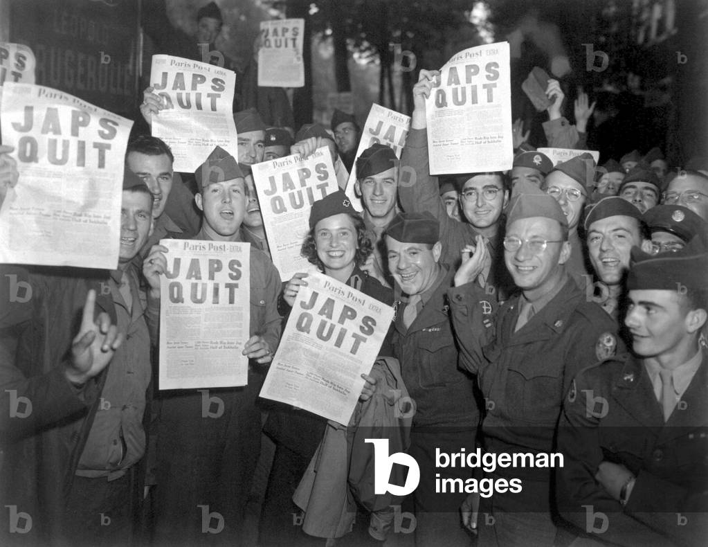 GI's in Paris hold the special edition of the Paris Post, with banner headline, 'JAPS QUIT'. Aug. 10, 1945. World War 2