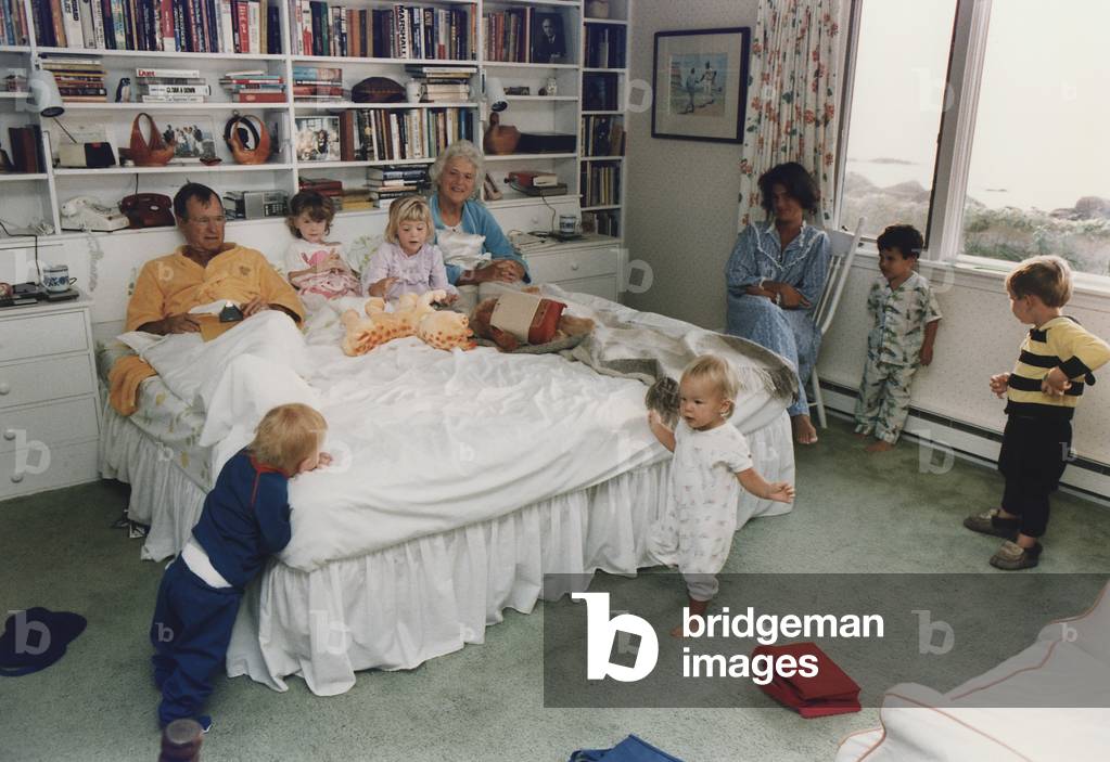 Vice President and Barbara Bush surrounded by their grandchildren (photo)