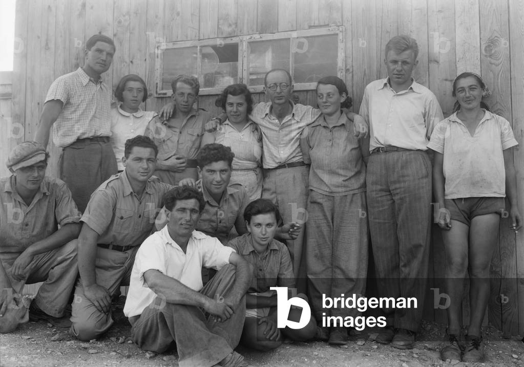 Group of Jewish immigrants harvesting hay on the Ein Gev Kibbutz on the east side of the Sea of Galilee, c.1937-39 (b/w photo)