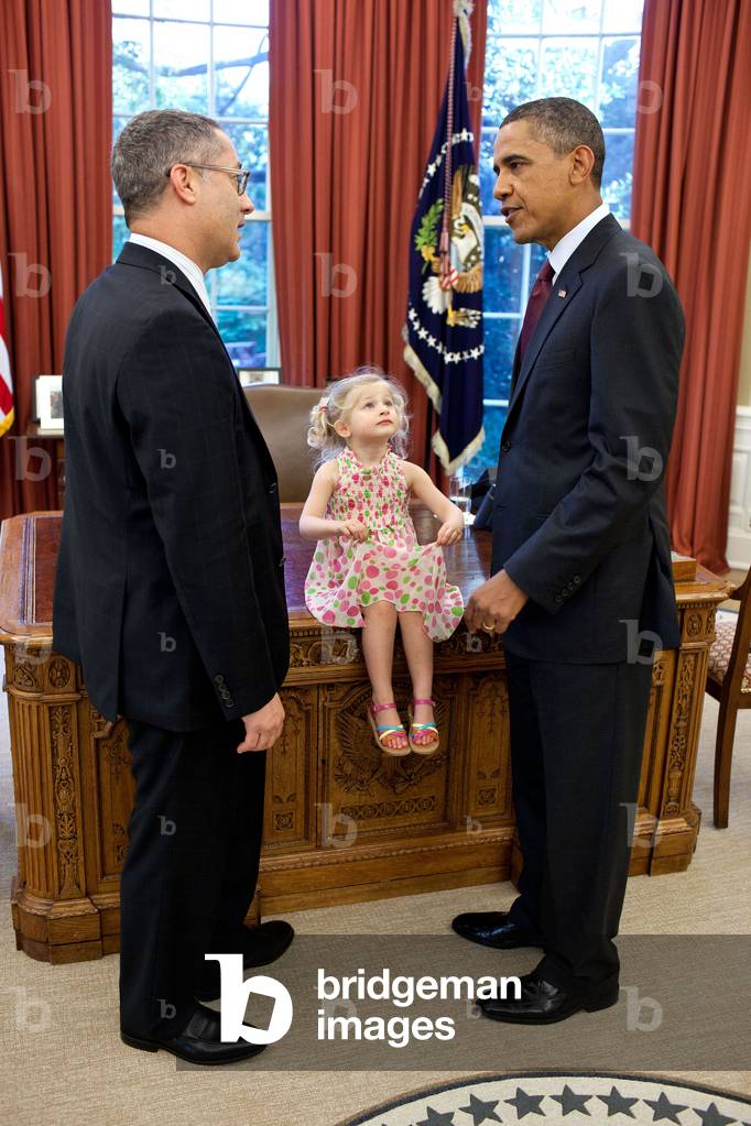 Andrew Kline et Barack Obama: President Barack Obama talks with Andrew Kline, outgoing Chief of Staff, Office of Intellectual Property Enforcement, in the Oval Office, July 12, 2011. Kline’s daughter, Logan, sits atop the Resolute Desk.