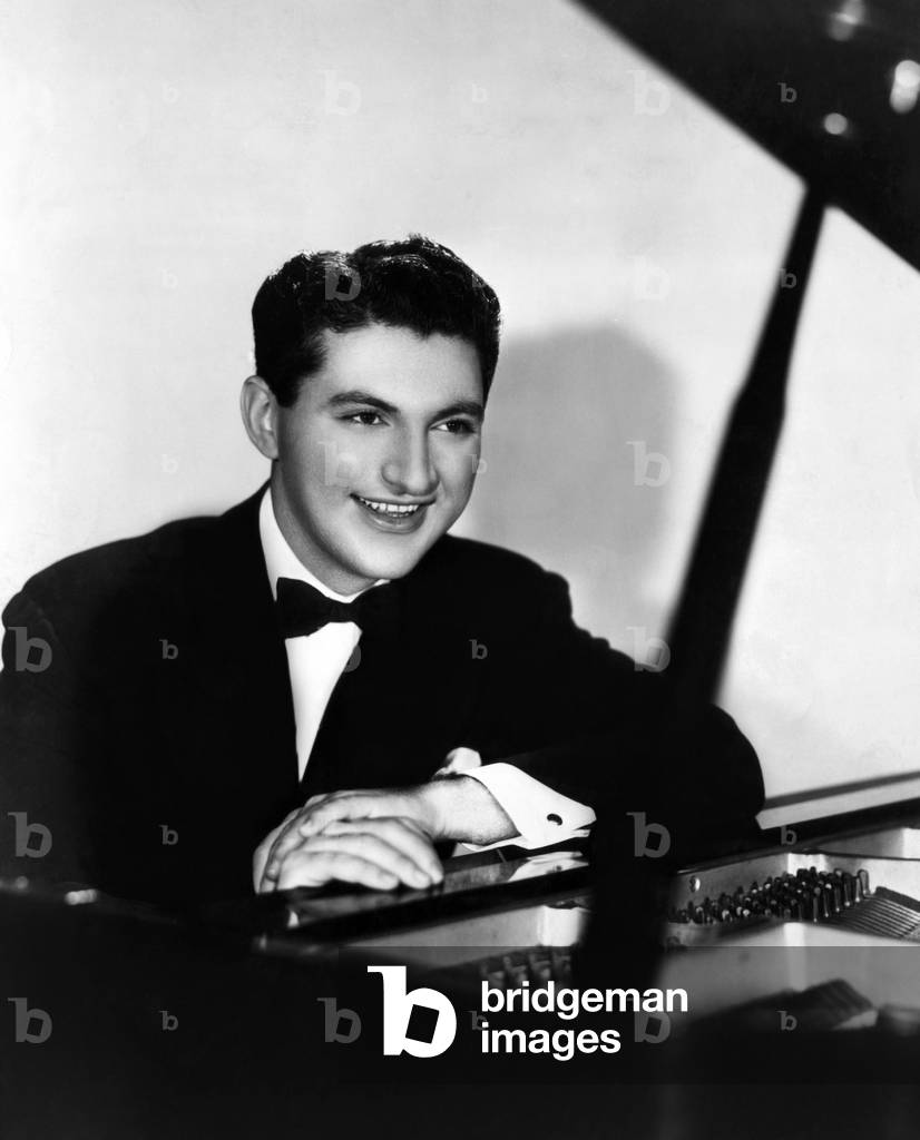 Liberace (1919-1987), American performer and classical pianist. c.1940s