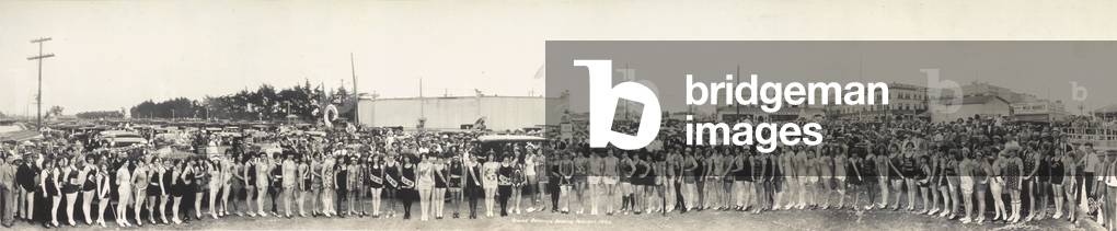 Venice Bathing Beauty Pageant, panoramic photograph of a beauty pageant on Venice beach, photograph by Miles F. Weaver, California, 1926