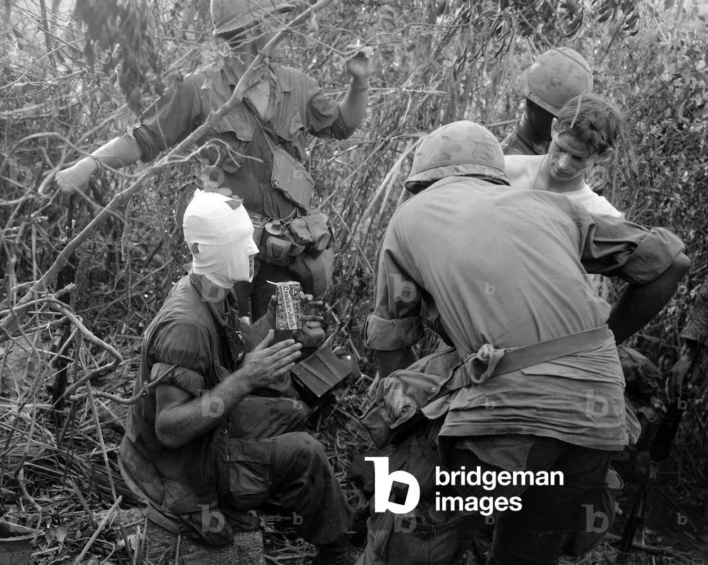 Guerre Du Vietnam: Vietnam War, members of Company 'D' ist Battalion, 501st Airborne Infantry relate battle and wounds received during action east of Tam Ky, to other members of the Company, circa 1960s