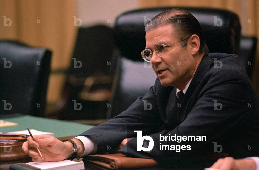 Guerre du Vietnam: Defense Secretary Robert McNamara speaking in a Cabinet meeting. Nov. 28, 1967. 