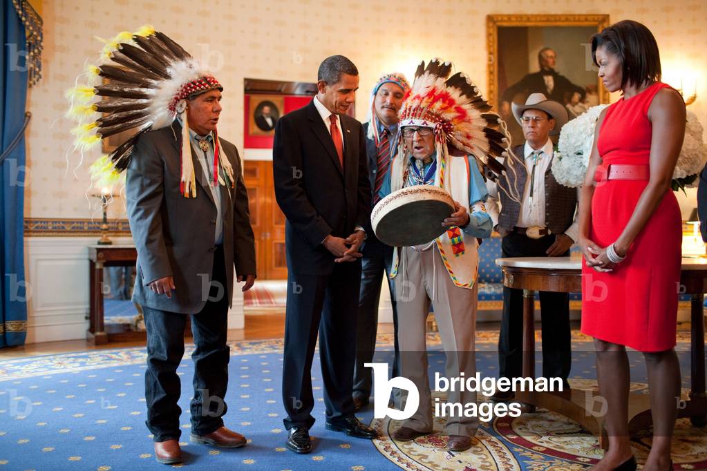 Joseph Medicine Crow shows a drum to President Obama and Michelle Obama (photo)