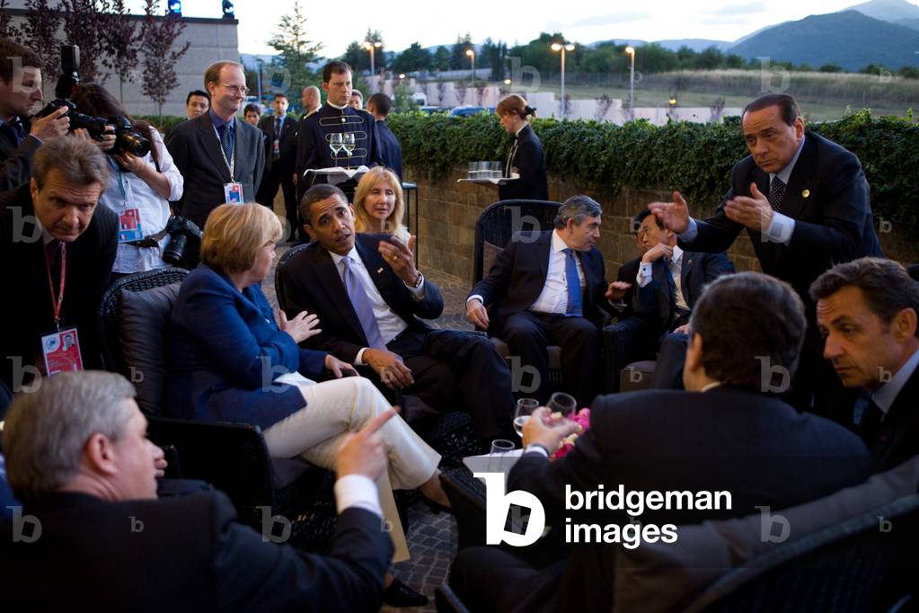 World leaders relaxing before dinner at the G-8 Summit in L'Aquila, Italy, 2009 (photo)