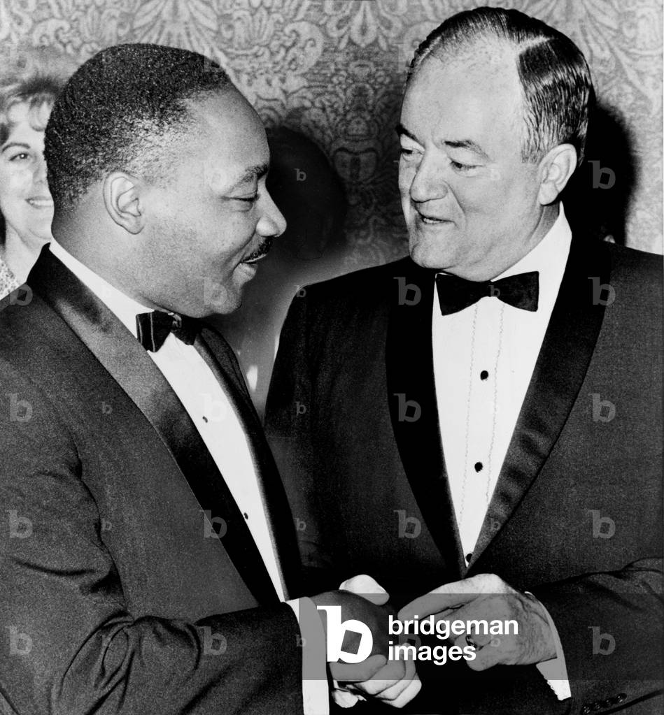 Martin Luther King, Jr. et Hubert Humphrey: Martin Luther King, Jr. (1929-1968), chats with Vice-President Hubert Humphrey (1911-1978). Humphrey was an early supporter of desegregation and civil rights. 1965.