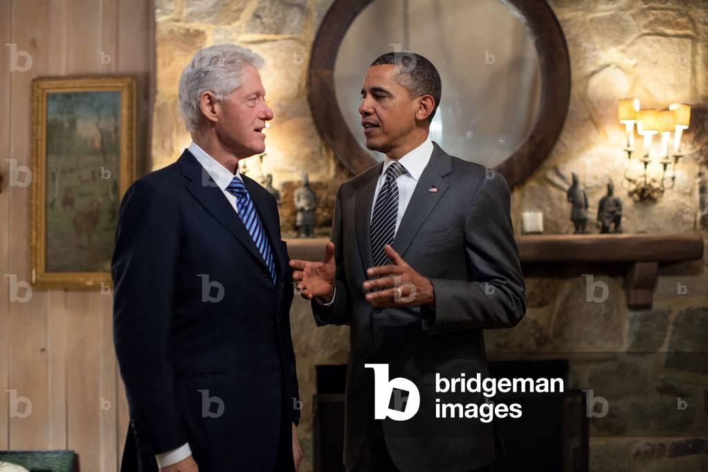 President Barack Obama talks with former President Bill Clinton. April 29, 2012 (photo)