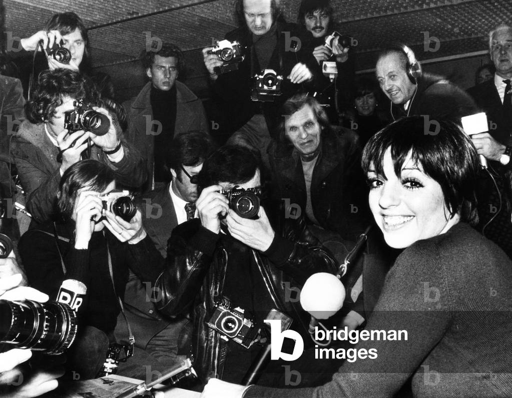 Liza Minnelli is surrounded by photographers during an airport news conference in Paris. Jan. 17, 1975