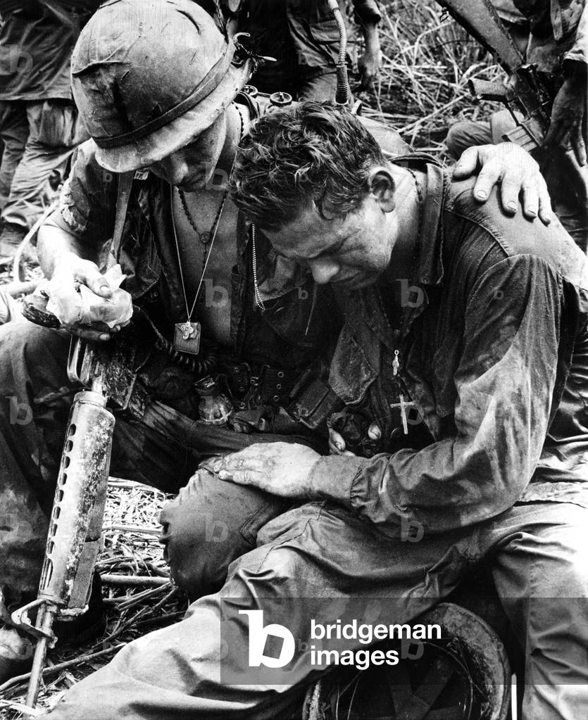 Guerre Du Vietnam: Two soldiers comfort each other under the strain of combat in Pleiku, South Vietnam, 5/26/67.. Courtesy: CSU Archives / Everett Collection
