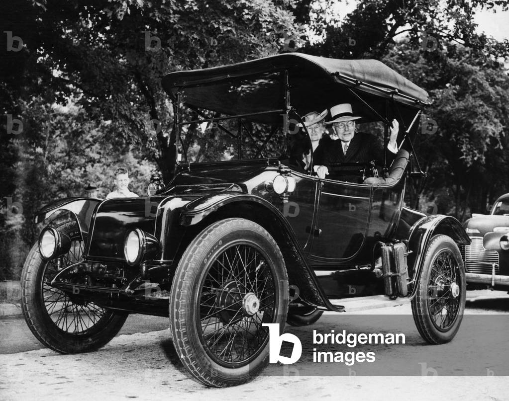 Abby and John D. Rockefeller Jr. in an experimental electric car, Tarrytown, 1943 (photo)