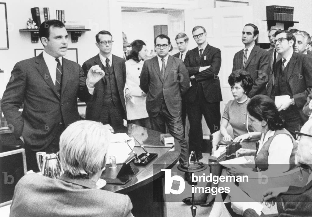 Guerre du Vietnam: Press Secretary Ron Ziegler briefs journalists on reporting American casualties in Laos. In the past, U.S. Laos casualties were lumped into totals for Southeast Asia. Going forward from March 10, 1970, Nixon ordered the Defense Department to bring its count on American casualties in Laos up to a current basis. (CSU_2015_11_1358)
