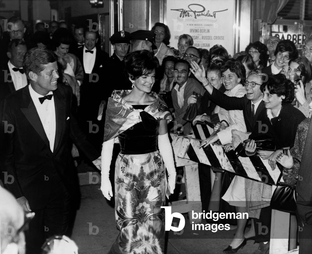 John et Jackie Kennedy are greeted crowd, outside the National theatre, 1962 (photo)