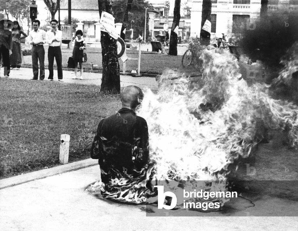 A young Buddhist monk burned himself to death in Saigon's Market Square, to protest the government's religious policies. 1963