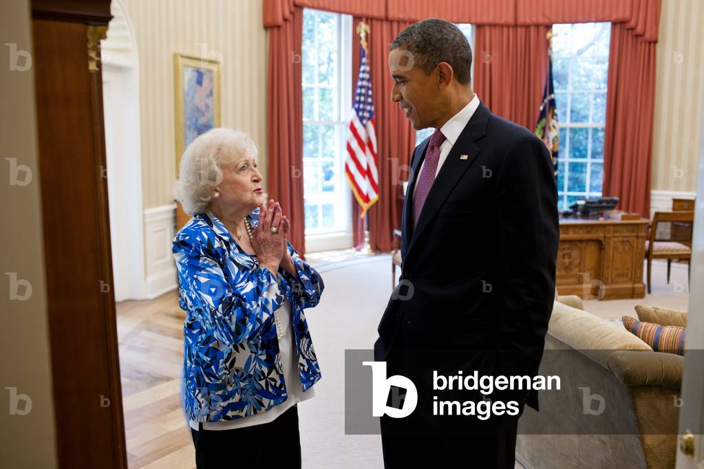 President Barack Obama talks with Betty White in the Oval Office, June 11, 2012 (photo)