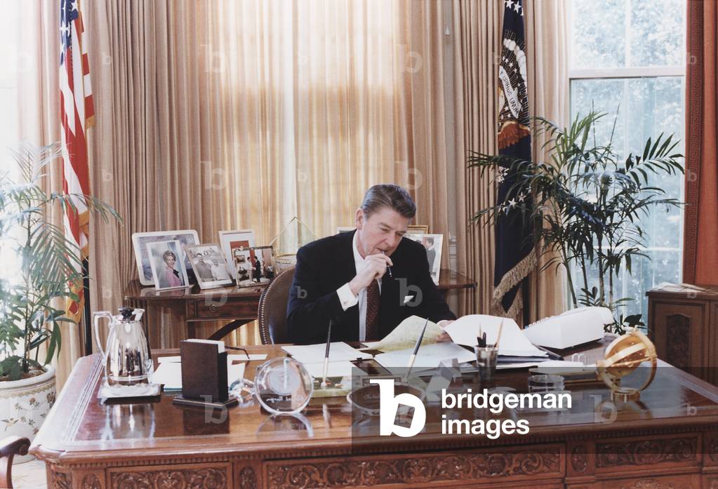 President Reagan working at his Oval Office desk shortly before delivering his 1982 State of the Union address to Congress. Jan 26 1982. PO-USP-Reagan_NA-12-0094M