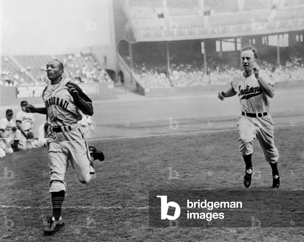 Jesse Owens beating baseball player George Case in 100-yard dash at Cleveland Stadium. Cash was baseball's faster player, and Jesse was the 1936 Olympic running champion. 1946