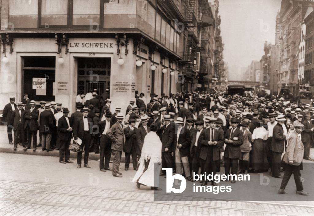 Crowds making a run on the L.W. Scwenk Bank, on New York City's Lower East Side in July 1914