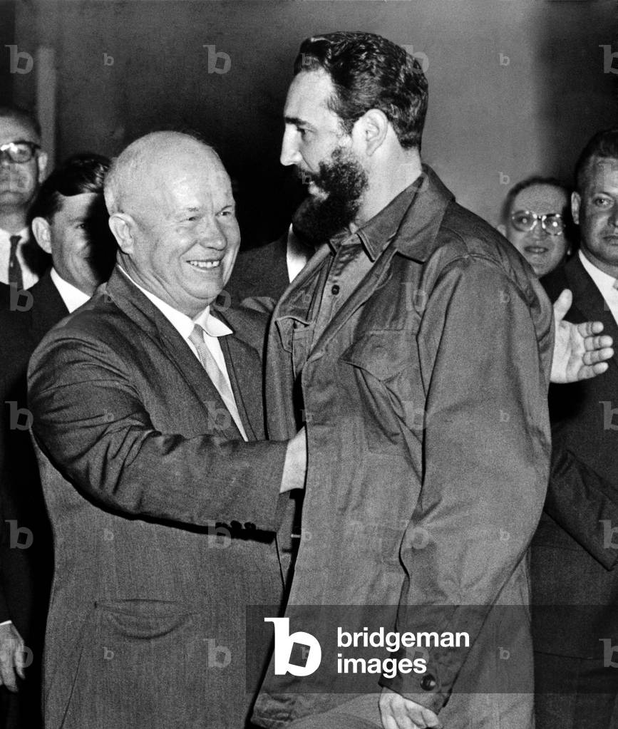 Nikita Khroutchev et Fidel Castro: Soviet Premier Nikita Khrushchev greets Cuban President Fidel Castro to the Russian legation in New York City during the yearly session of the UN General Assembly. September 23, 1960.
