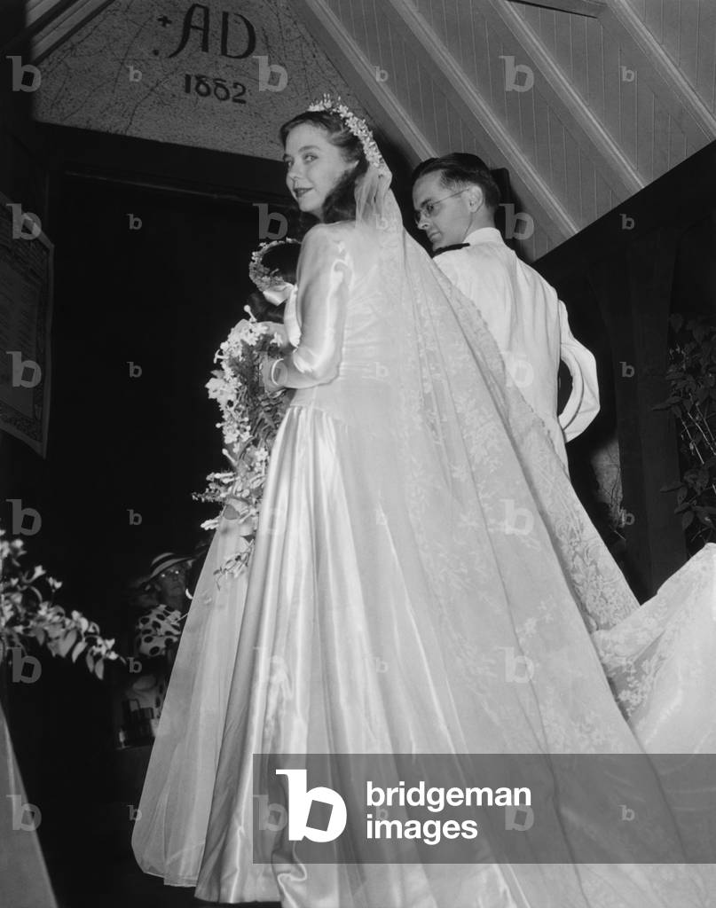 Paulina Longworth enters the Emmanuel Episcopal Church in Winchester by the Sea, Mass. On Aug. 26, 1944 she married Alexander McCormick Sturm