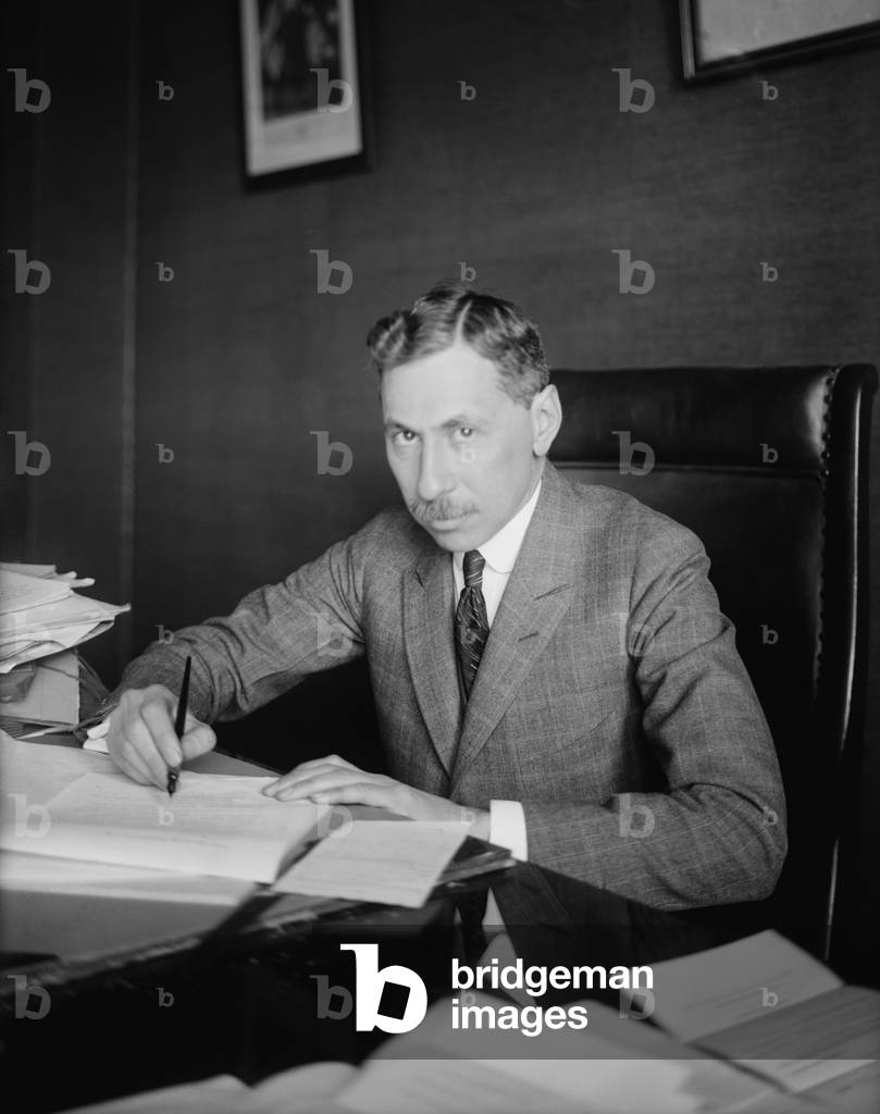 Joseph Proskauer was adviser, speech-writer,. and golfing partner of New York Gov. Alfred E. Smith. In 1930 he formed the law firm Proskauer, Rose & Paskus, which represented very wealthy establishment clients throughout the 20th century