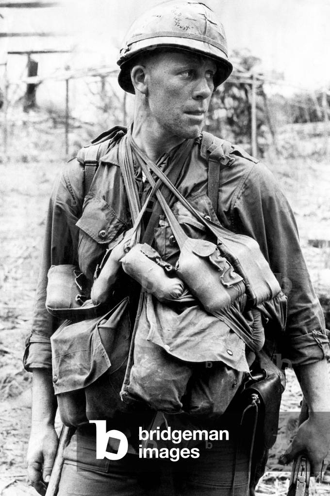Guerre du Vietnam: A U.S. soldier with the U.S. 1st Cavalry, Vietnam, March 4, 1966. Courtesy: CSU Archives/Everett Collection