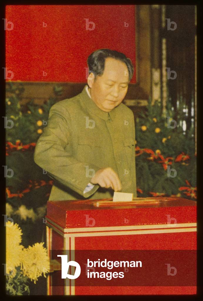 Mao Tse-tung casts his vote , Beijing, 1953 (photo)