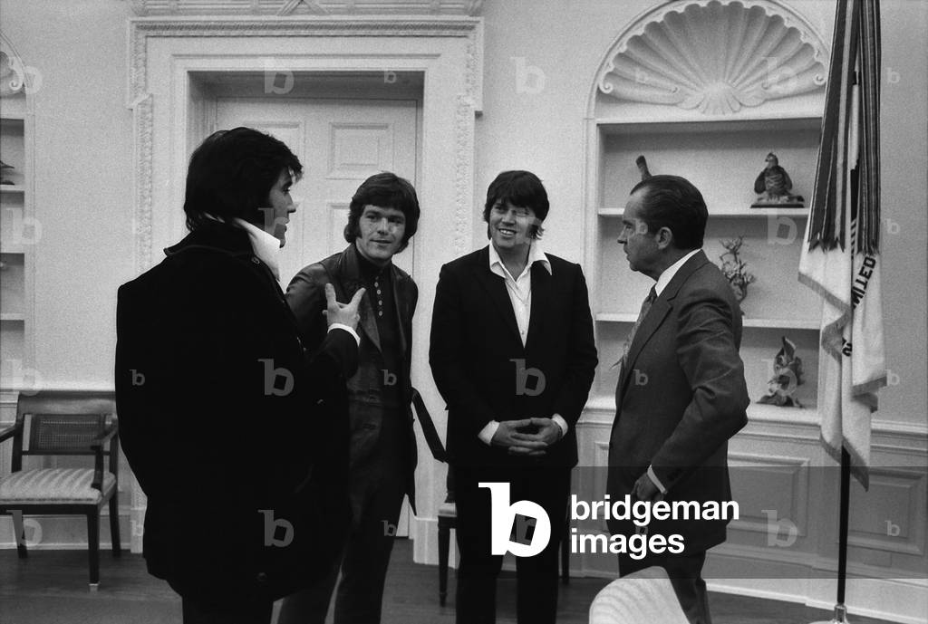 Richard Nixon meeting Elvis Presley and his two friends Jerry West and Sonny Baker. Dec. 21 1970