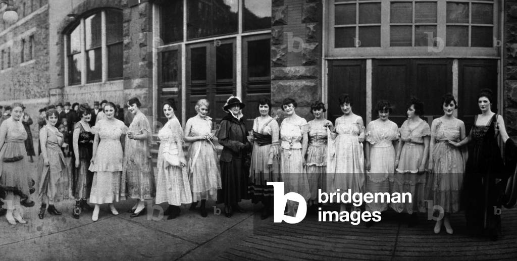 Models at the Home Exposition and Style Show, Chicago Coliseum, October, 1916 (photo)