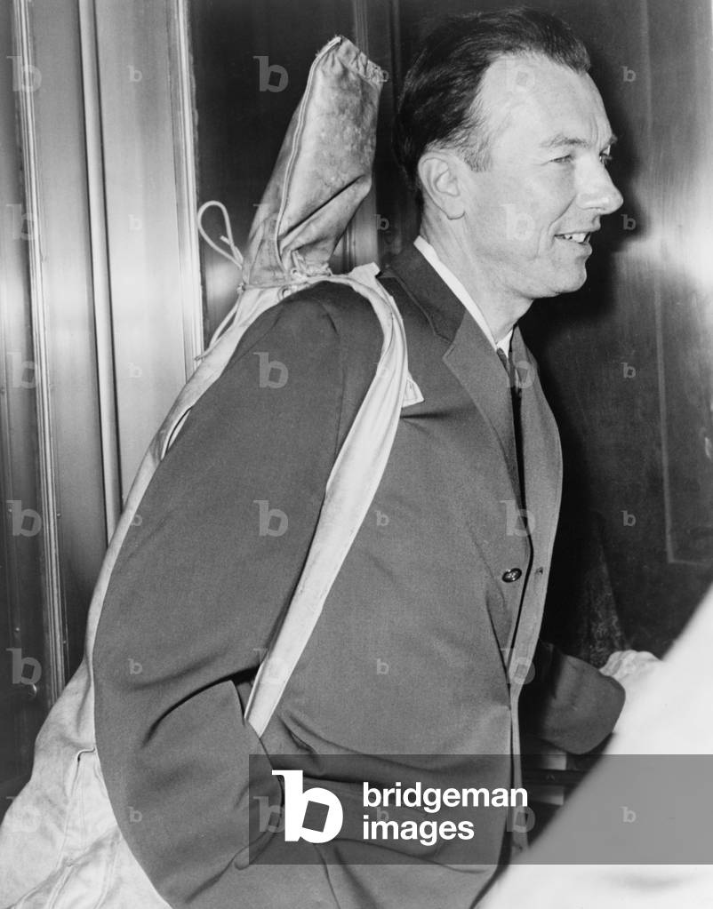 Pete Seeger (b. 1919) arrives at Federal Court with his guitar over his shoulder. In 1961 he was convicted for contempt of Congress for refusing to testify to the Un-American Activities Committee