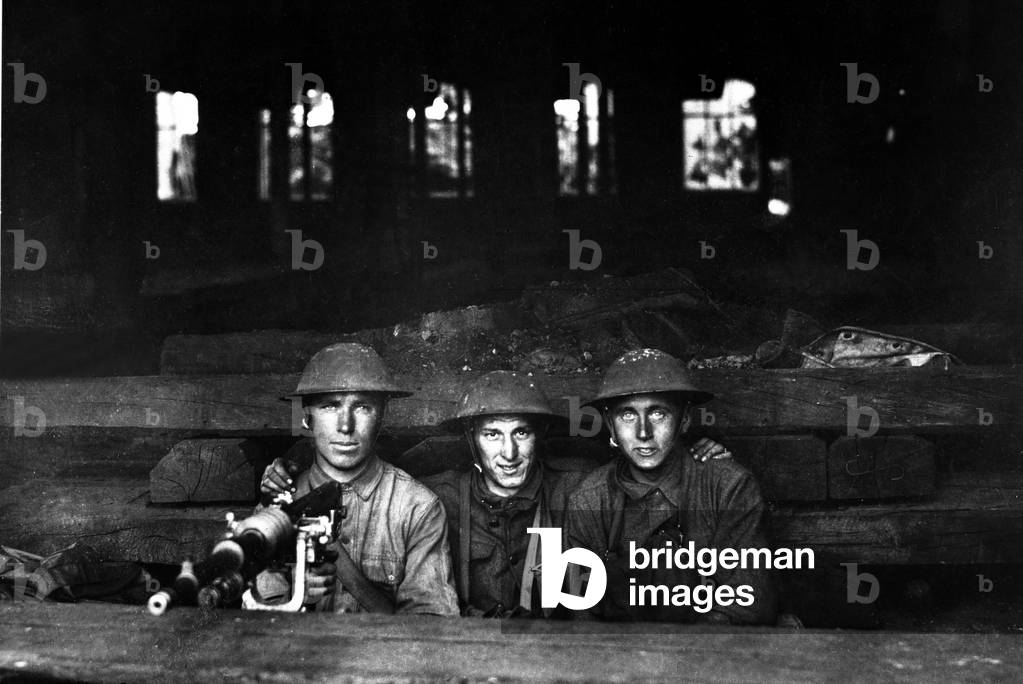 American machine gun set up in railroad shop. Ninth Machine Gun Battalion at Chateau Thierry, France. World War I. June 7, 1918