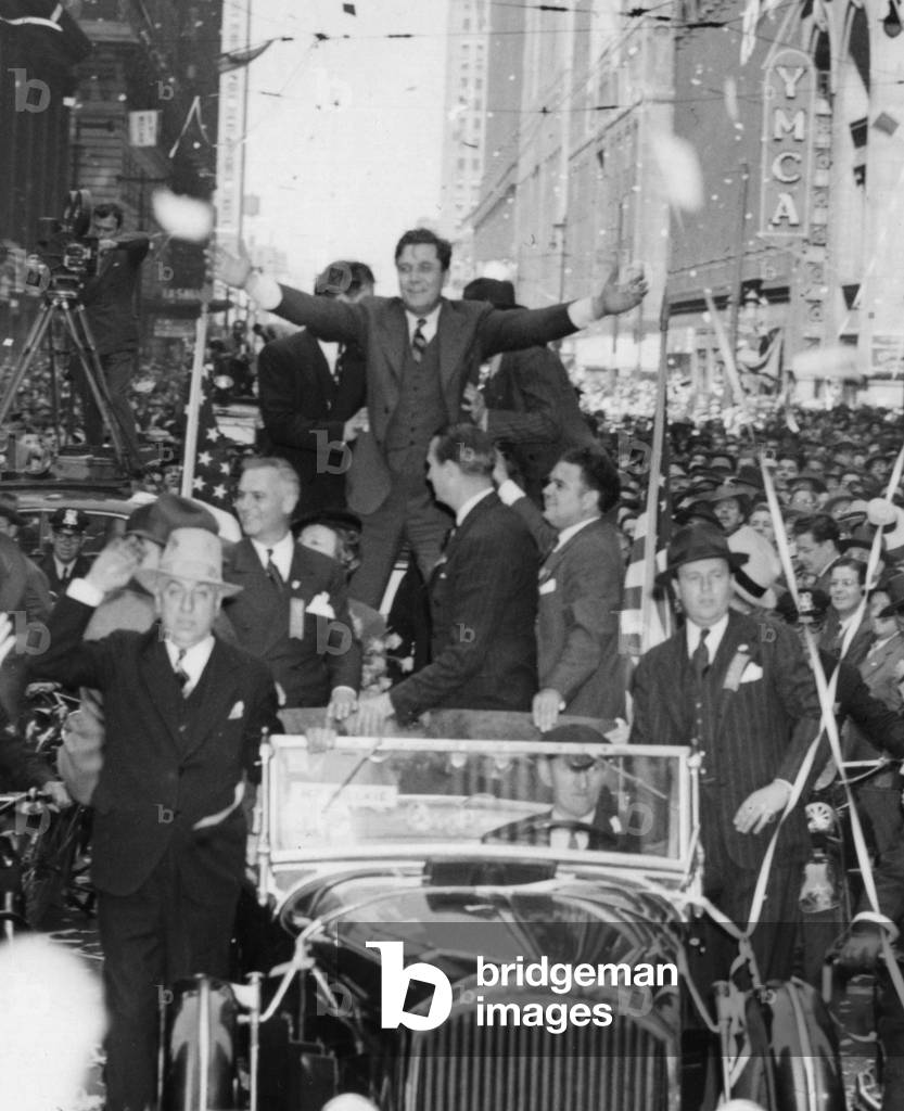 An ecstatic Wendell Willkie receives the cheers of 40,000s Chicagoans, Sept. 13, 1940. Crowds filled the LaSalle Street as ticker tapes falls. Detail