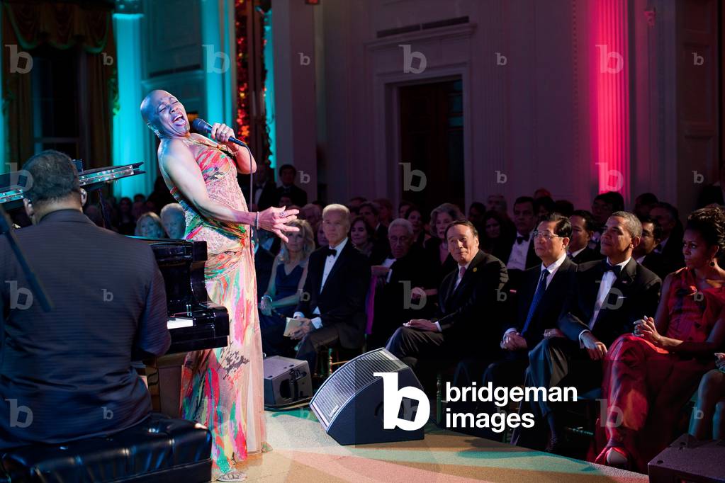 Dee Dee Bridgewater performs during the State Dinner reception in the East Room of the White House. Chinese President Hu Jintao sits beside President and Michelle Obama. Jan. 19 2011.,
