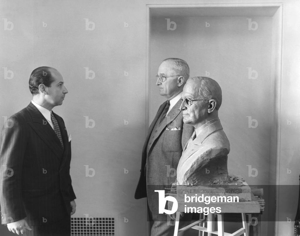 President Harry Truman poses next to the bust by artist Felix de Weldon (left). Jan. 7, 1949