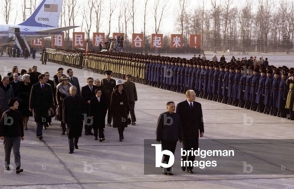 Deng Xiao Ping and President Ford inspects the honor guard, dec 1, 1975 (photo)