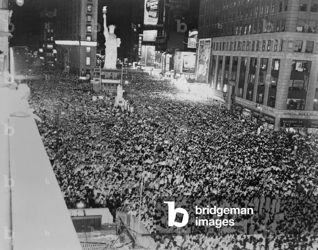 Huge crowd packed into Times Square, in a premature celebration of Japan's surrender. Before August 15, 1945. World War 2