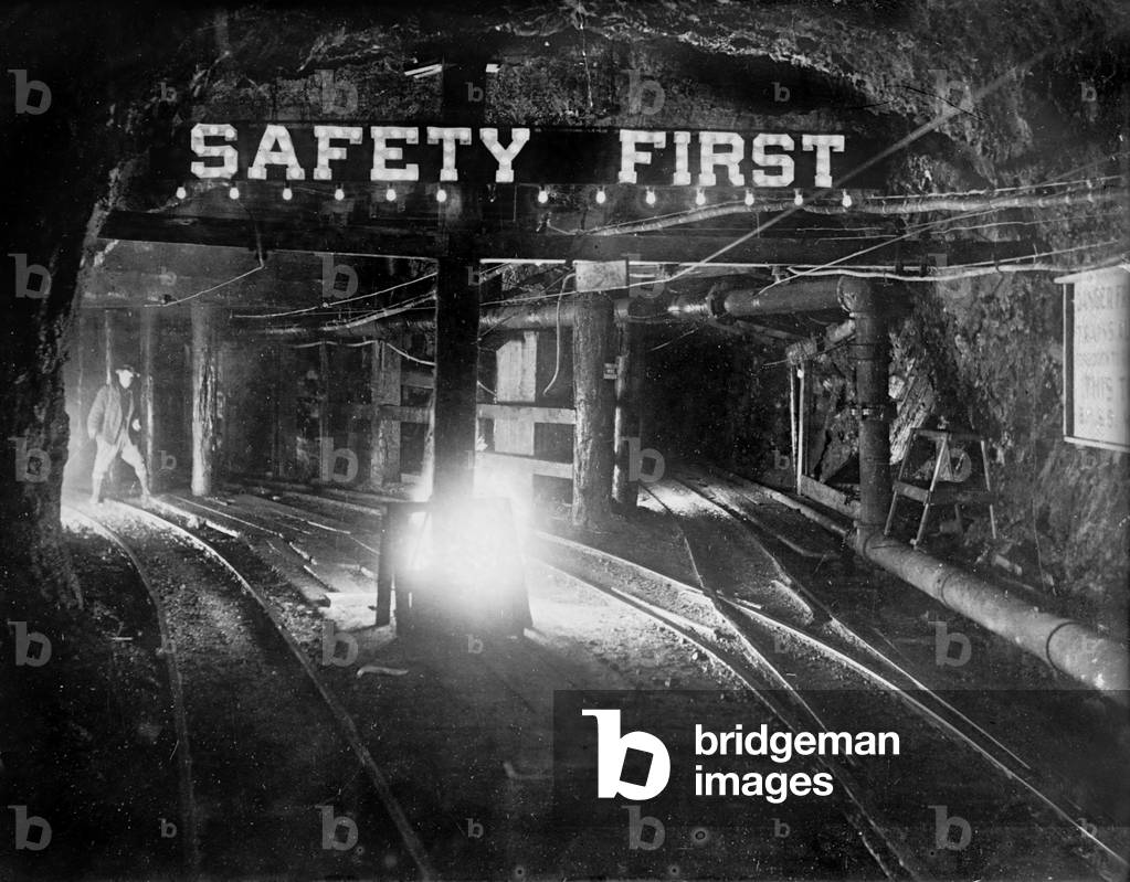 Safety sign in a coal mine, photograph c.1908-1919