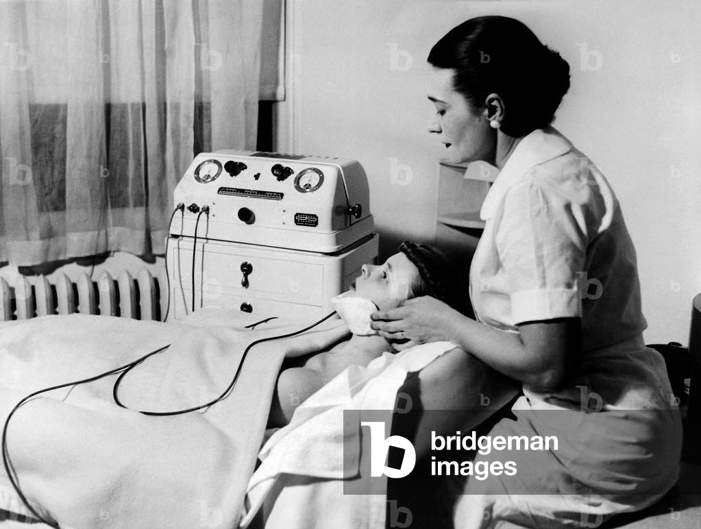 Helena Rubinstein: Helena Rubenstein Fifth Avenue Salon. A treatment retards sagging necklines and multiplication of the chin. March 1937. (CSU_ALPHA_1426) CSU Archives/Everett Collection