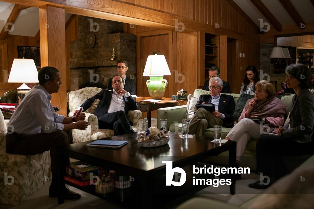 Le G8 de Camp David, 2012: President Barack Obama talks with President François Hollande of France, Prime Minister Mario Monti of Italy, and Chancellor Angela Merkel of Germany in the living room of Aspen Cabin during the G8 Summit at Camp David, Md., May 18, 2012.